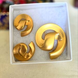 Bold matte gold pin and earrings set